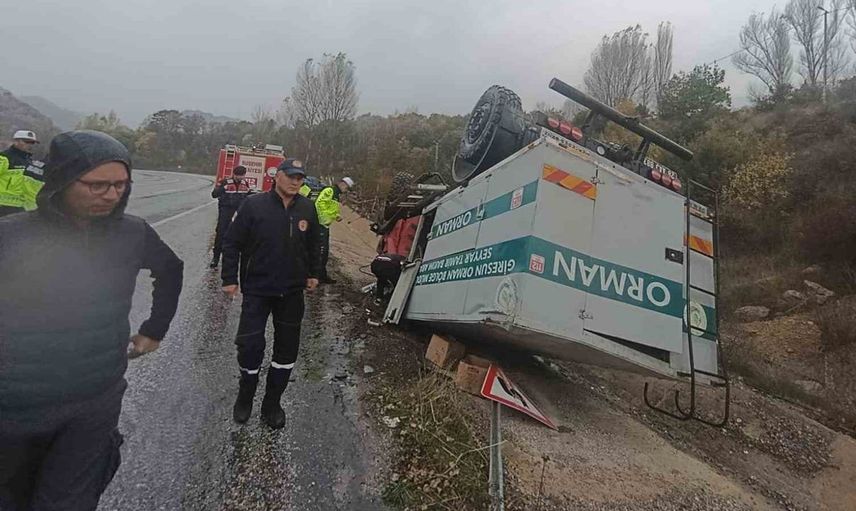 Suşehri'nde Giresun Orman Bölge Müdürlüğü'ne ait araç devrildi: Üç personel yaralı