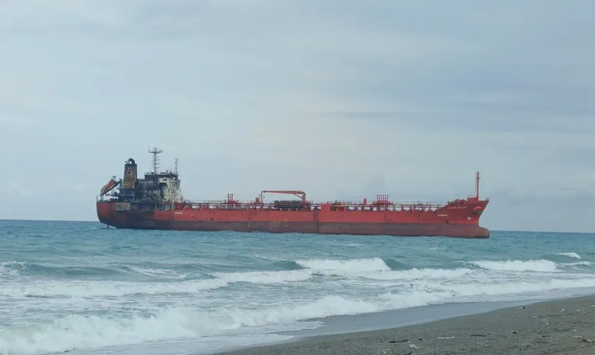 Karadeniz'de dron saldırısına uğrayan gemi Samsun kıyısına oturdu