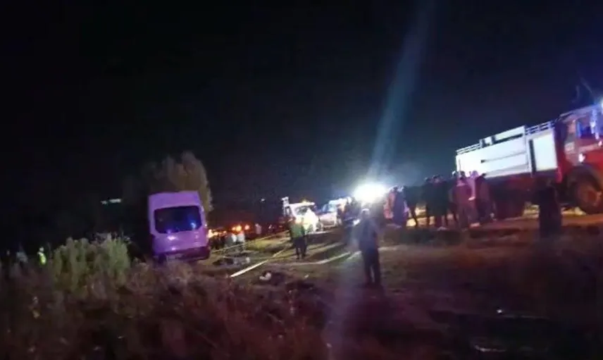 Kayseri'de işçi servisi ile iş makinasının çarpıştığı kazada bir ölü, 15 yaralı