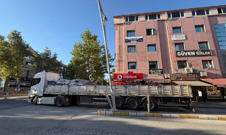 Erzincan'da tırın dorsesi aydınlatma direğine çarptı