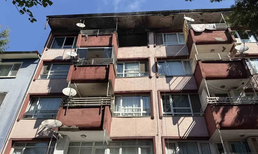 Adapazarı'nda 4 katlı binada çıkan yangın mahalle halkını korkuttu