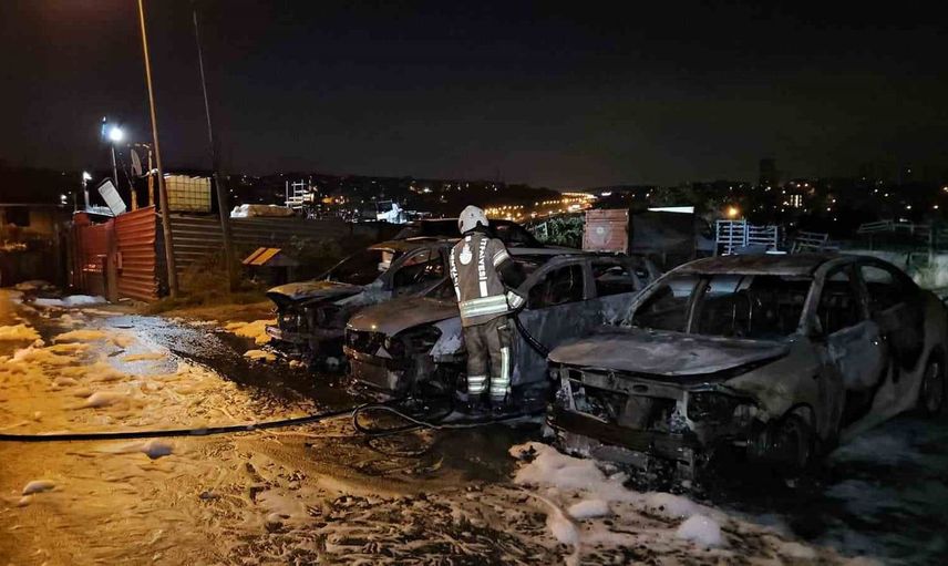 Avcılar'da otomobil galerisi alev alev: Kundaklama incelemesi başlatıldı