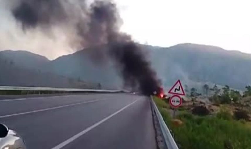 Antalya'da yolcu otobüsü seyir halindeyken yandı