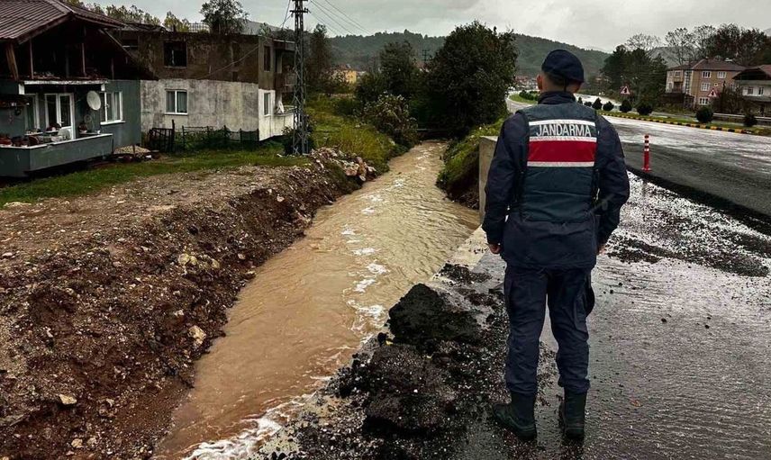 Bartın'da 15 saatte sel ve çatı hasarları artış gösterdi