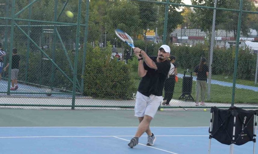 Kartal Belediyesi'nin tenis eğitimleri sevilerek sürüyor