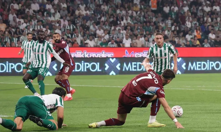 Konyaspor, Trabzonspor'u ilk yarıda geçerek öne geçti