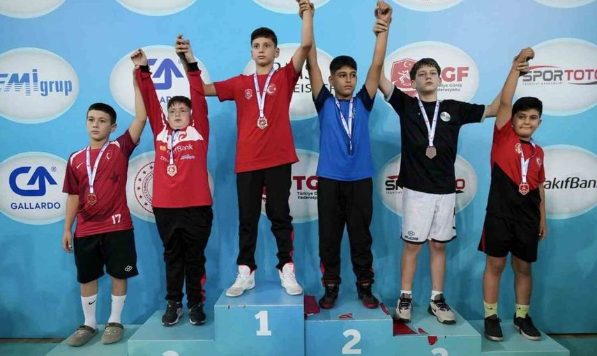 Yunusemre’nin minik pehlivanları Türkiye’yi salladı