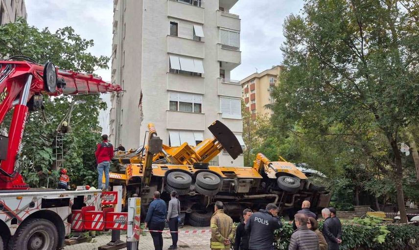 Kadıköy'deki inşaat kazası: Devrilen vinç 11 katlı binanın girişine çarptı
