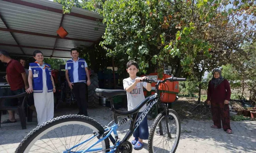 Yangın sonrası dağıtılan bisikletler çocukların yüzünü güldürdü