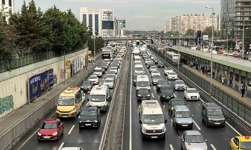 İstanbul'da akşam trafik yoğunluğu yağmurla birlikte arttı