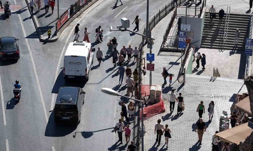Karaköy'de yaya geçiş sorunu: Bariyerler ve alt geçit karmaşası