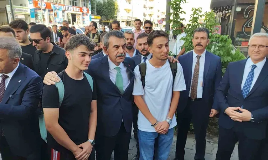 Bakan Tekin, Batman'da vatandaşlarla çayevinde buluştu