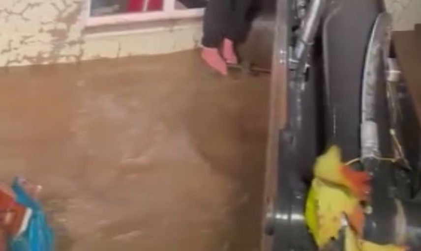 Yalova'da sağanak sonrası mahsur kalan bekçiye kepçe ile kurtarma operasyonu