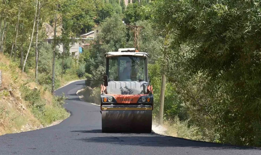 Hakkâri'de kırsalda ulaşım konforu artıyor: Şemdinli ve Derecik'te asfaltlama çalışmaları sürüyor