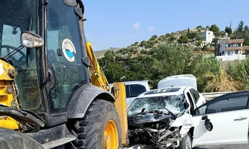 Arsuz'da kepçe ile çarpışan otomobilin sürücüleri yaralandı