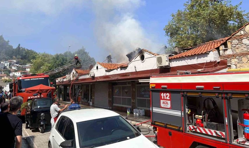 Fethiye'de balık halinin çatısında yangın paniği: hızlı müdahale ile kontrol altına alındı