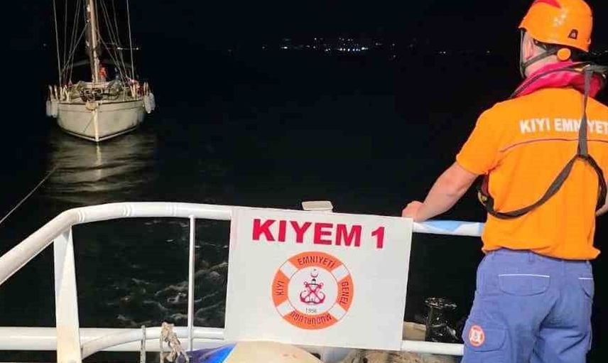 Çanakkale boğazında sürüklenen teknedeki 2 kişi kurtarıldı
