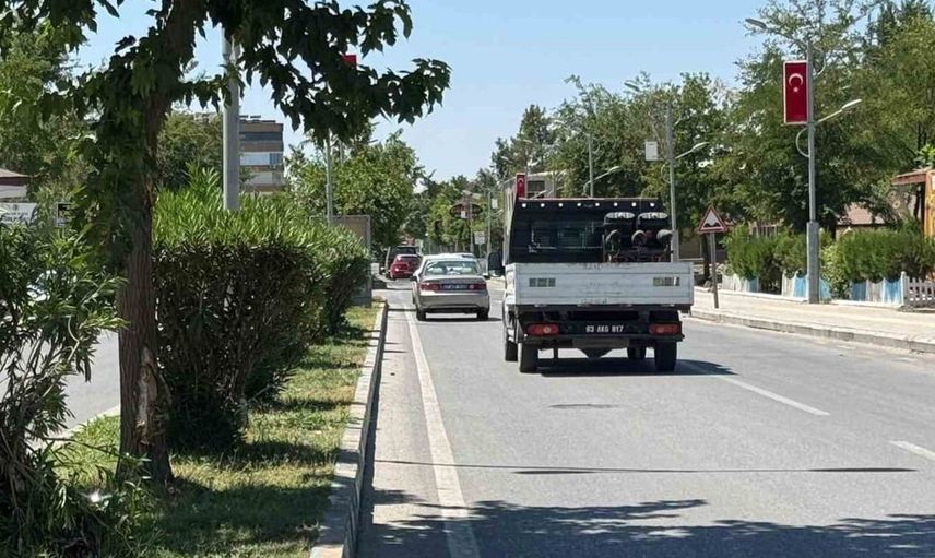 Şanlıurfa’da hafif ticari aracın ağaca çarpma anı güvenlik kamerasında görüntülendi