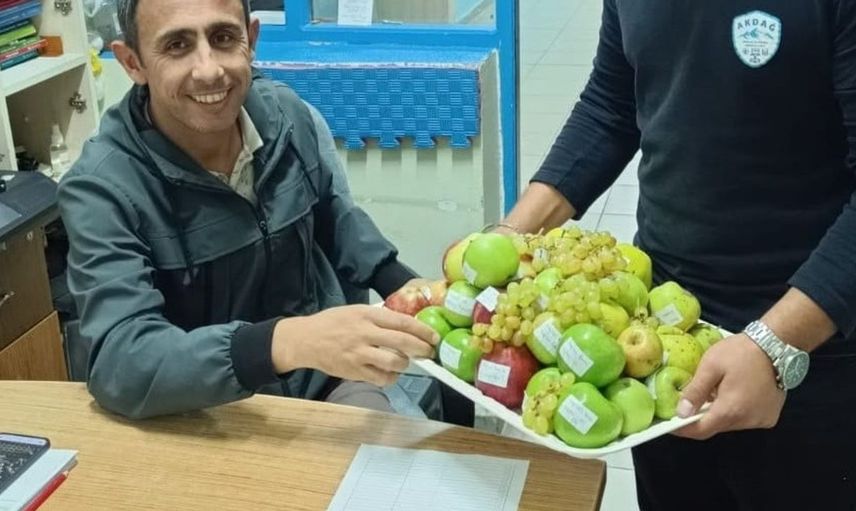 Öğrencilerden öğretmenlerine sağlıklı yaşam mesajı: Meyve ikramıyla destek verdiler