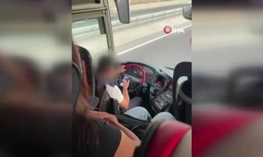 Yolcu otobüsü şoförü müzik keyfi yaparken görüntülendi