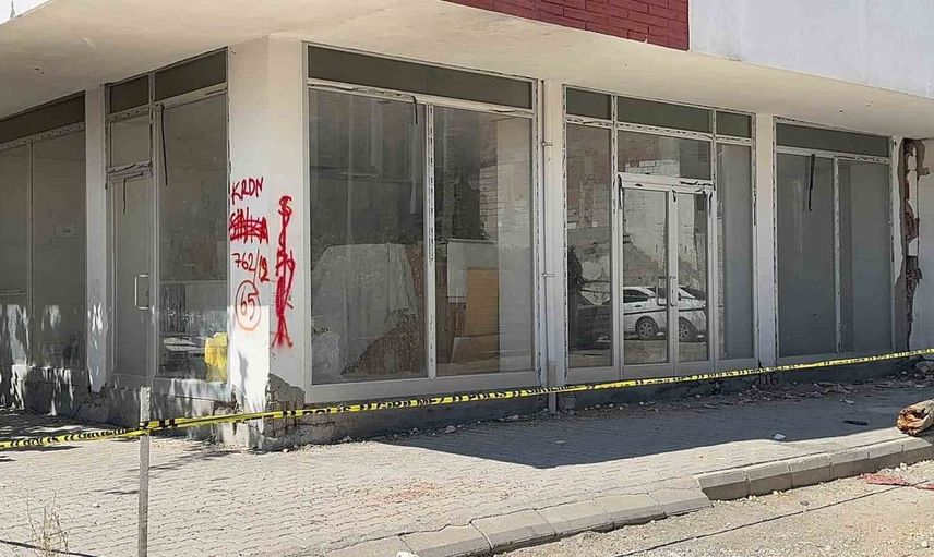 Adıyaman'da hasarlı bina deprem sonrası paniğe neden oldu