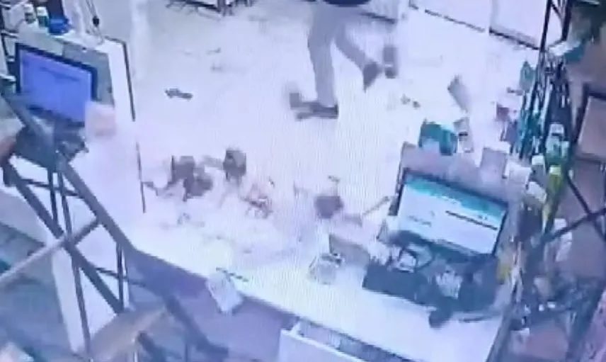 Malatya'da fırtınada camları patlayan eczanede anlar görüntülendi