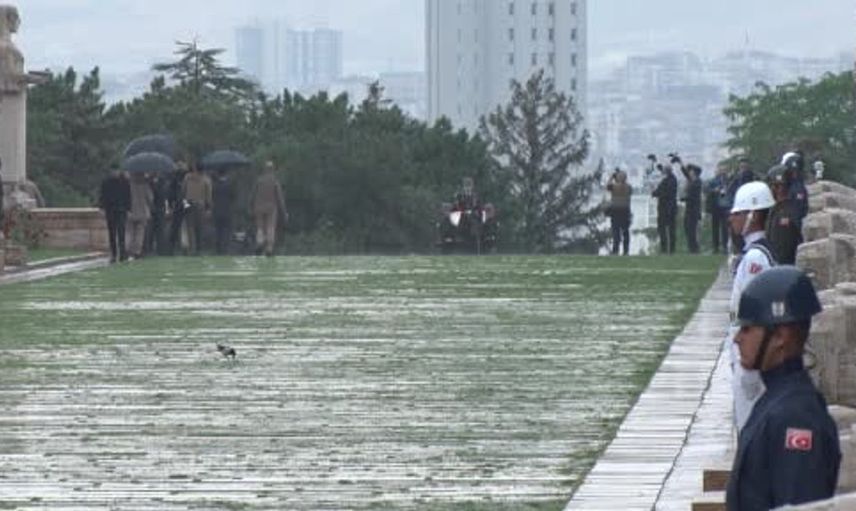 Yeni parti genel başkanından anıtkabir ziyareti