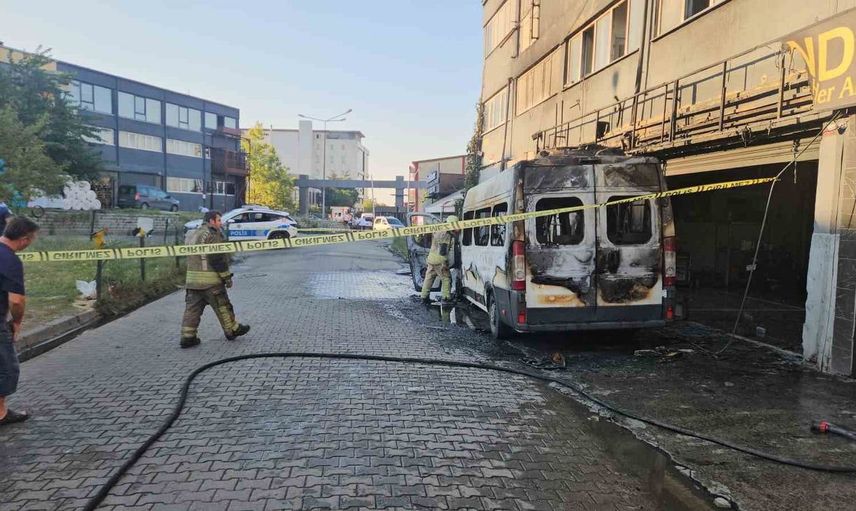 İkitelli'de minibüs yangını dükkana sıçradı: Kundaklama ihtimali araştırılıyor