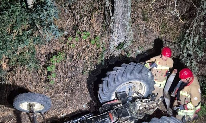 Manisa'da devrilen traktörün altında kalan sürücü hayatını kaybetti