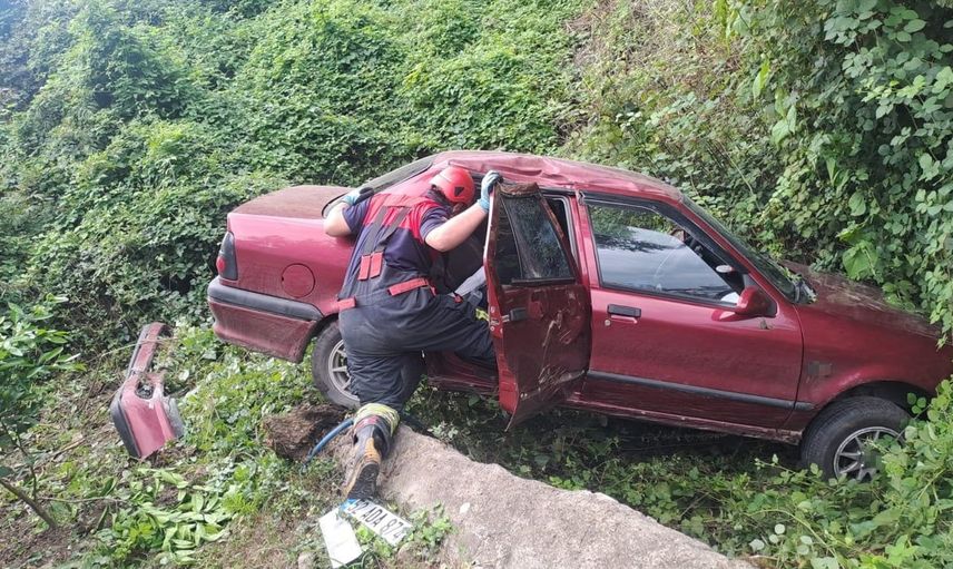 Ordu'da otomobil bahçe duvarına çarptı, iki yaralı hastaneye kaldırıldı