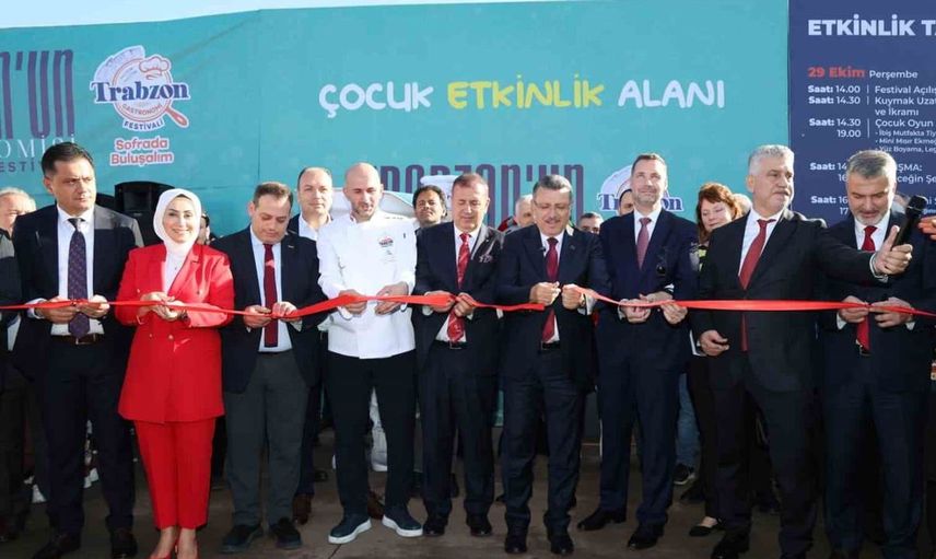 Trabzon’da dev kuymak rekoru: 10,5 metre uzatma denemesi görkemli festivalde gerçekleştirildi