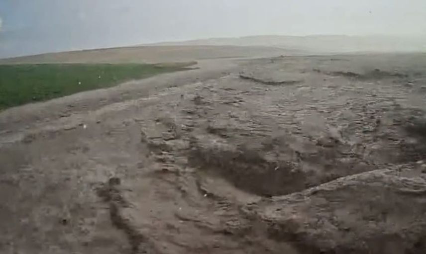 Şefaatli'de ani yağmur sele yol açtı, tır devrildi