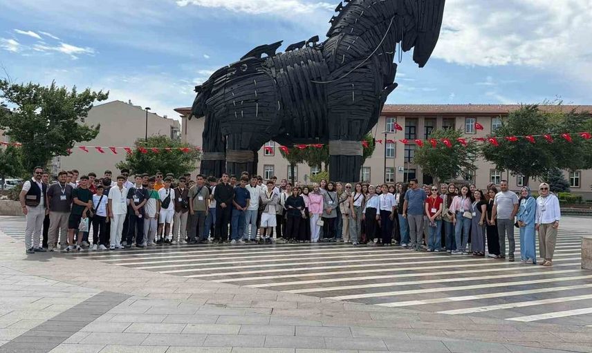 Ağrılı öğrencilerin '1071 ruhundan Türkiye yüzyılı vizyonuna' eğitim yolculuğu sürüyor