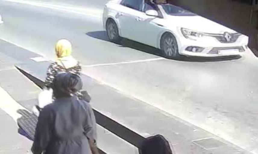 Yayaya çarpmamak için fren yapan motosiklet devrildi: 2 yaralı
