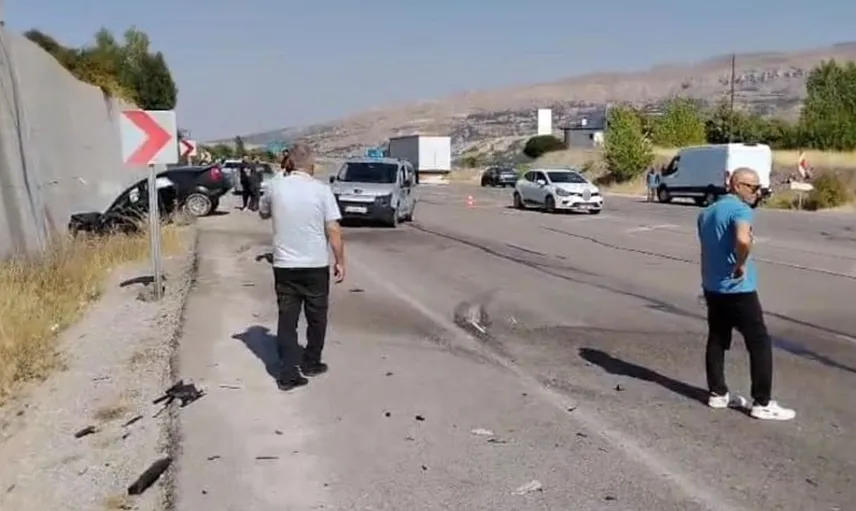 Malatya'da trafik kazası: İki araç kafa kafaya çarpıştı, 2 kişi yaralandı