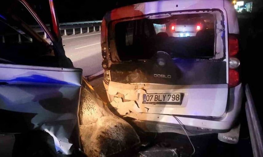 Alanya'da kamyonet otomobile çarptı: Yaralı var