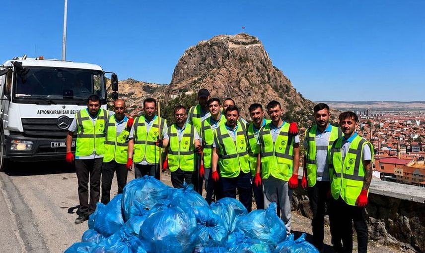 Afyonkarahisar'da çevre temizliği çalışmasıyla çöpler toplandı