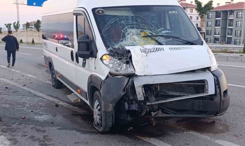 Karaman'da servis minibüsleri çarpıştı: Bir kişi hastaneye kaldırıldı