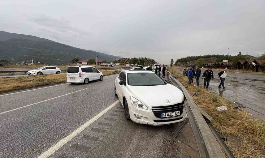 Tosya'da sağanak yağış nedeniyle D100 karayolunda kazalar meydana geldi