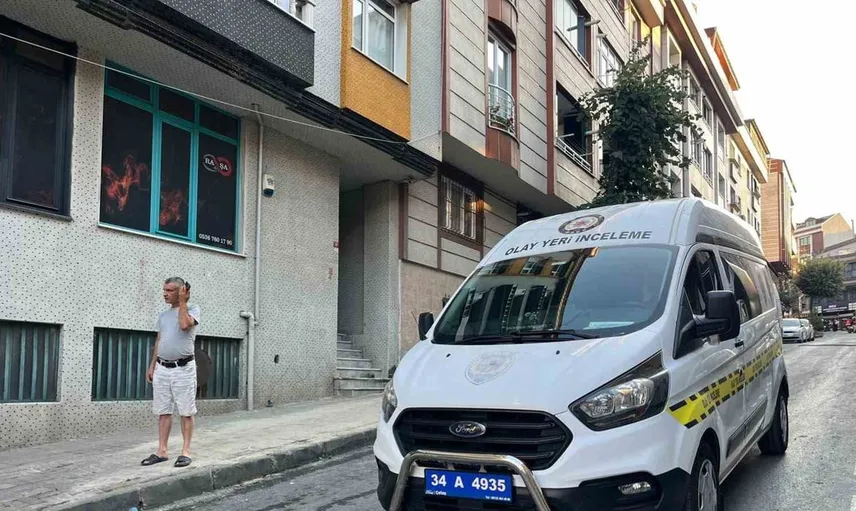 Gaziosmanpaşa'da çatı katında çıkan yangın korkuttu: Bir kişi yaşamını yitirdi