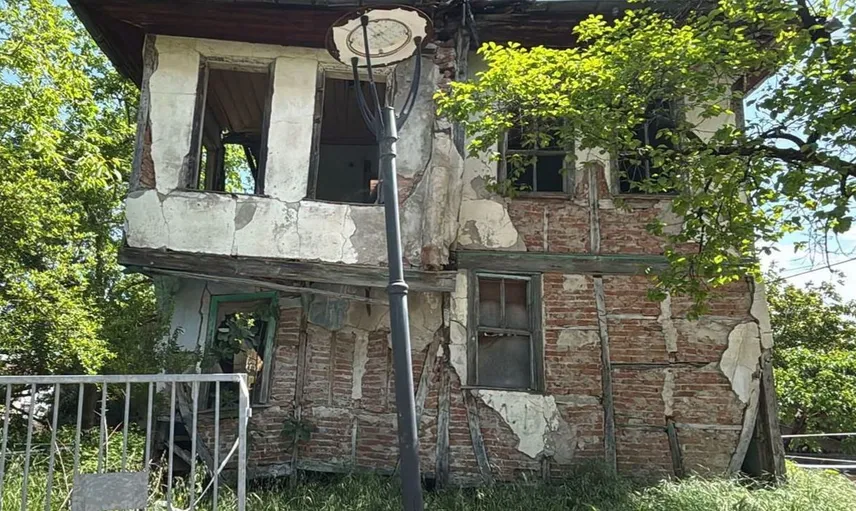 Gölcük'te güvenlik için metruk binaların yıkımına devam ediliyor