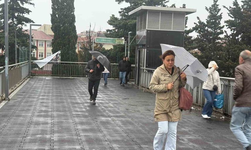 İstanbul'da yağmur ve rüzgar trafiği felç etti: İşe gidenler zor anlar yaşadı