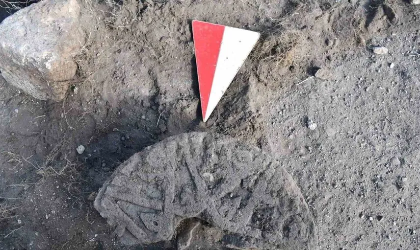 Kars’ta keşfedilen bezemeli Selçuklu taşı Ahlat’ta sergilenecek