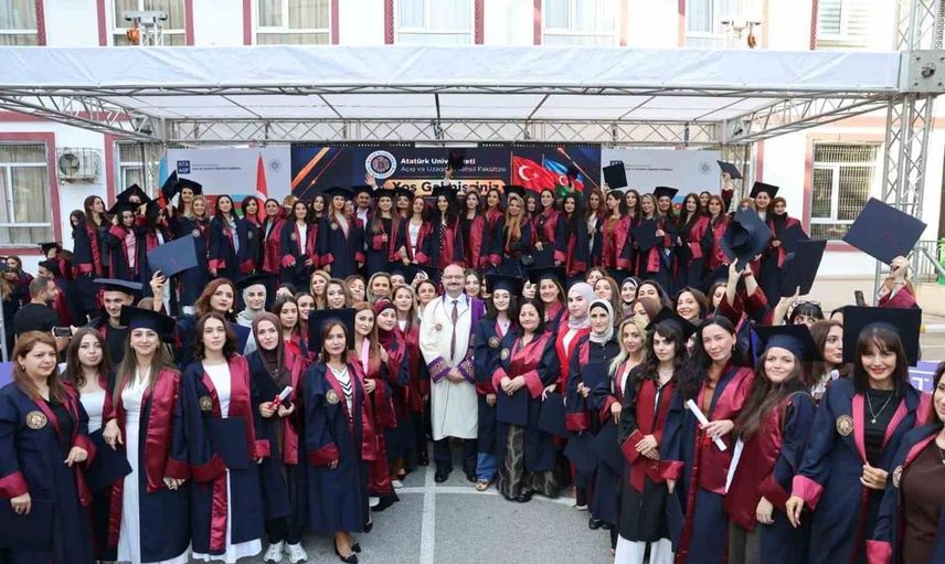 Atatürk Üniversitesi mezunları Bakü’de büyük bir coşku ile diplomalarını aldı