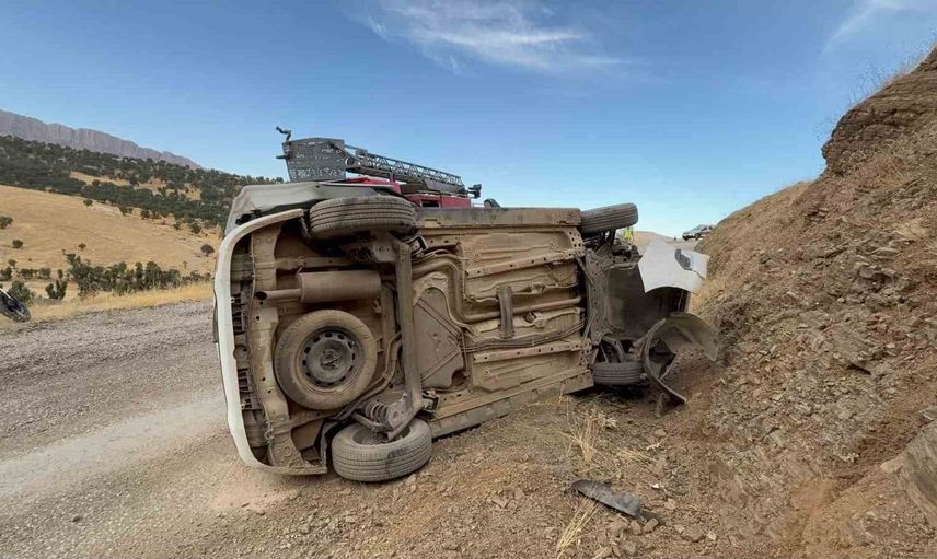 Hakkari'nin Derecik ilçesinde virajı alamayan otomobil takla attı