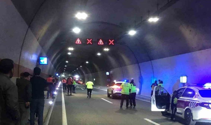Maçka'da tünel kazasında otomobil alev alev yandı