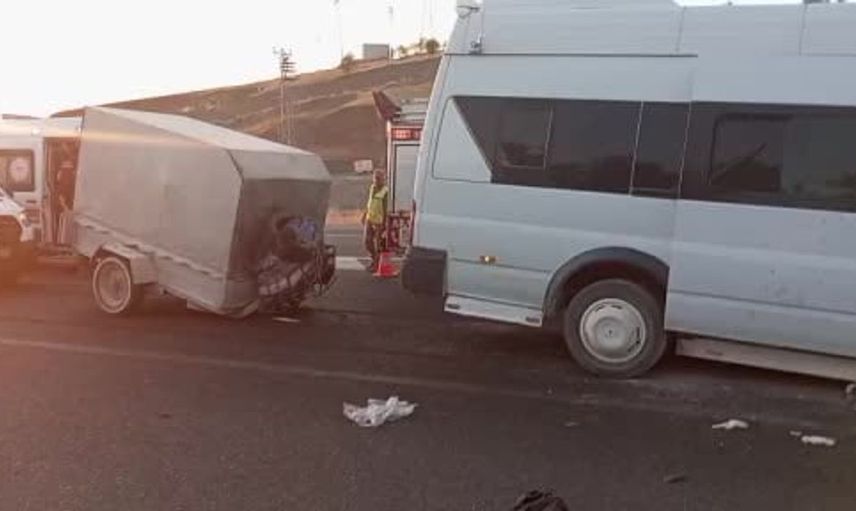 Malatya-Elazığ karayolunda minibüs tıra çarptı, çok sayıda yaralı var