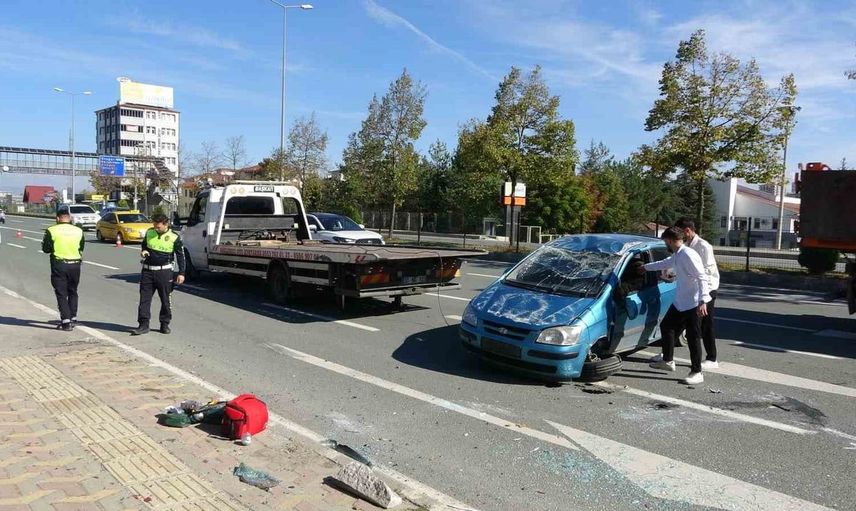 Kastamonu'da takla atan otomobildeki 3 kişi mucizevi bir şekilde kurtuldu