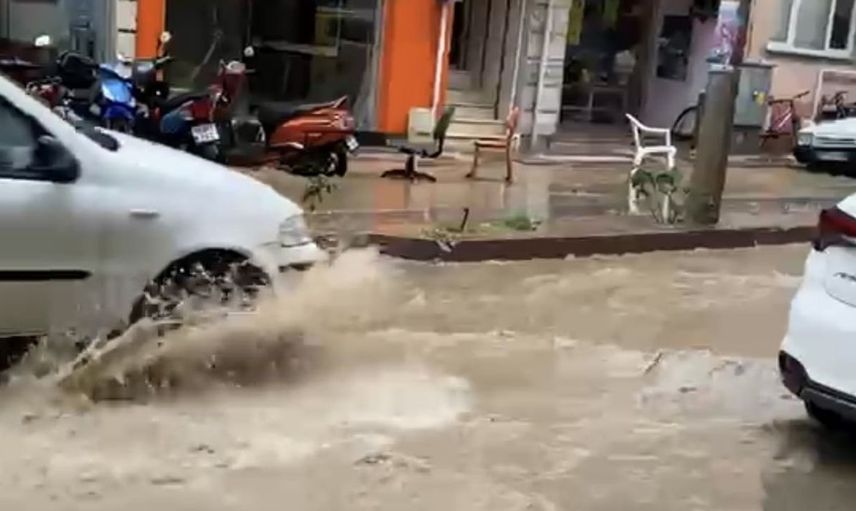 Erdek'te sağanak sonrası caddeler göle döndü: Vatandaşlar çözüm bekliyor