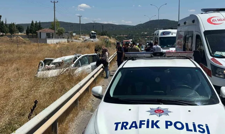 Tavşanlı'da otomobil kazası: Aynı aileden 4 kişi yaralandı
